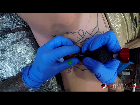 ❤️ Ekstreme tatuita varmulo Sully Savage ricevis tatuon sur sia klitoro ❤️❌ Malĉasuloj ĉe ni